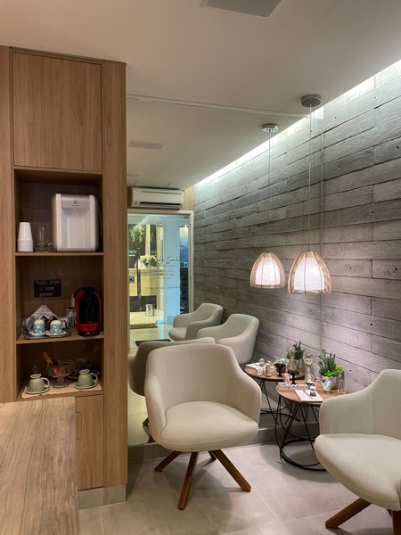 Sala de espera com estação de café