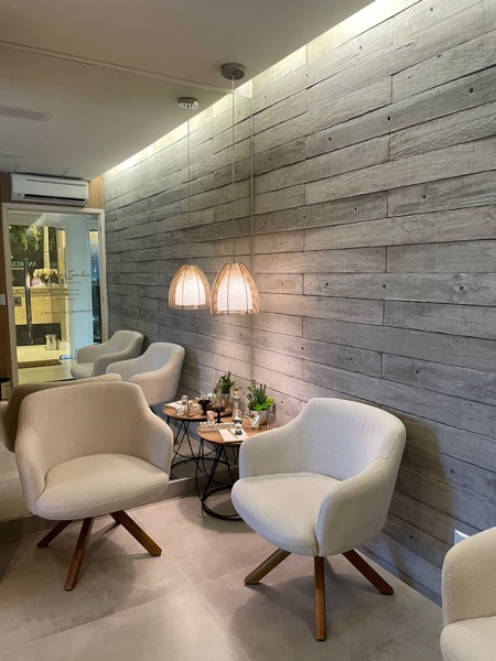 Sala de espera com poltronas elegantes